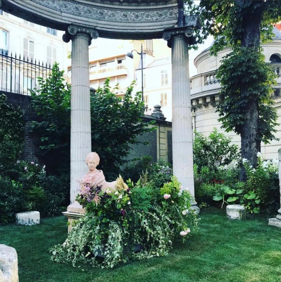 花团包围脸庞，羽毛变成云朵，世界上没有Valentino不敢做的少女