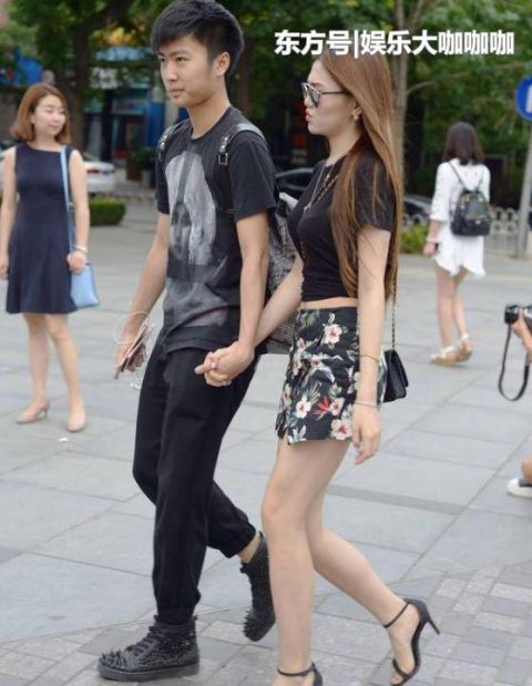 『女人味』街拍:面带微笑的美女,一件拼接的连衣裙,时尚清新女人味