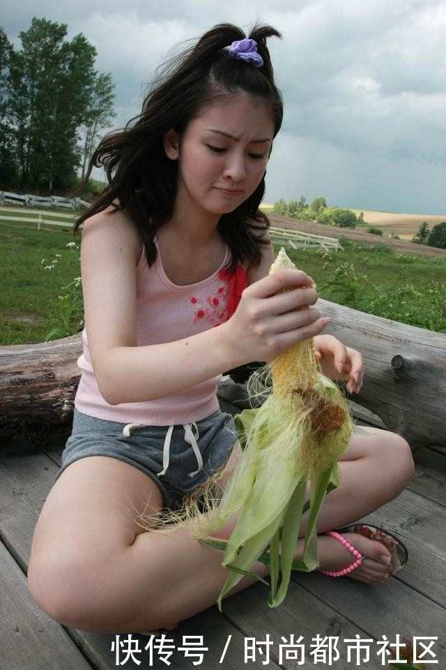 街拍：清新可爱的小姐姐出街，美丽时尚穿搭，让路人回头观望！