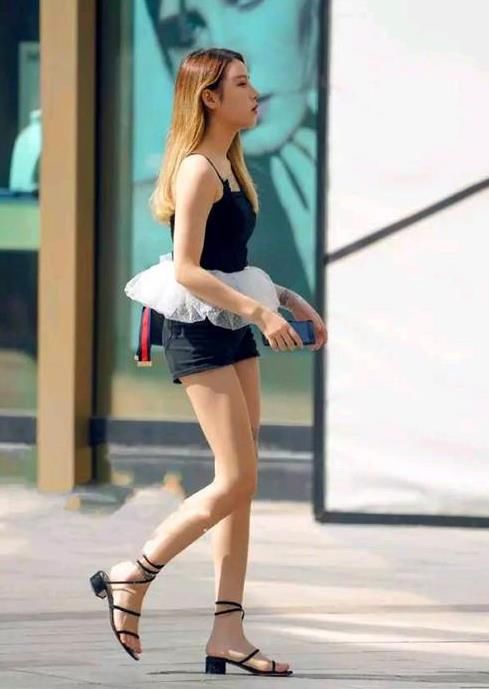  「美女」街拍：清新优雅的美女，一件绿色上衣配白色长裤，时尚气质迷人