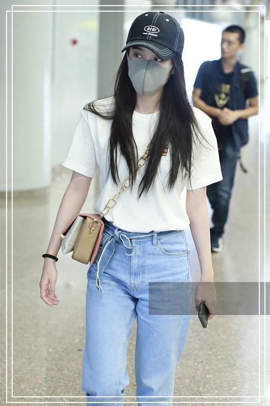 看了张雪迎的机场照，再看看杨紫，网友直呼:这状态差距也太大了