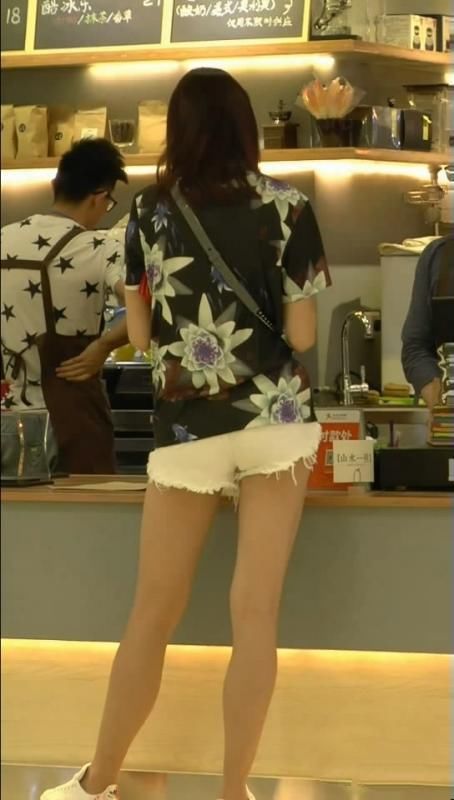 街拍:极品身材的高冷美女，真的好有气质