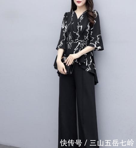 【休闲套装】女人过了五十岁,少穿裙子,多穿这样的套装,好穿方便显年轻
