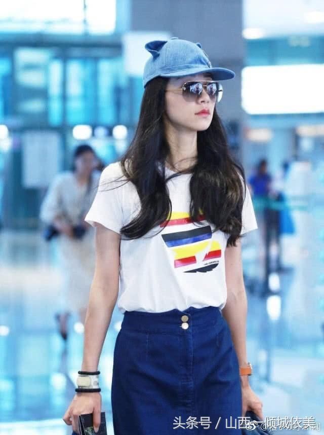 韩雪厉害了，这么紧的裙子怎么穿进去的，难怪下面要开分叉!