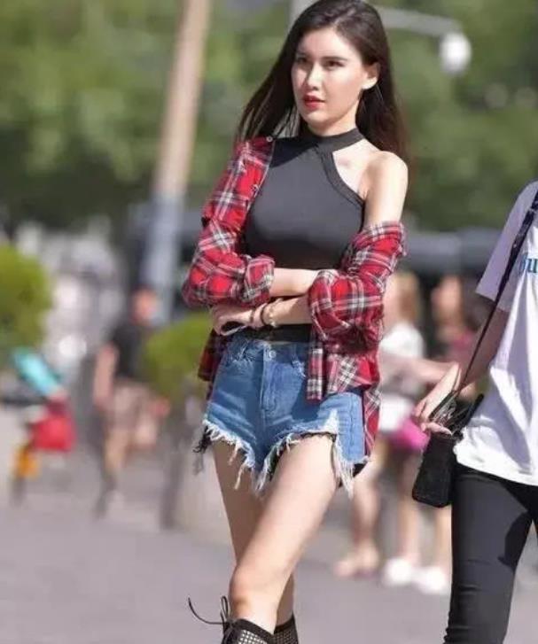『粉色』街拍:窈窕淑女的美女,一件白色短袖配粉色短裙,青春靓丽气息