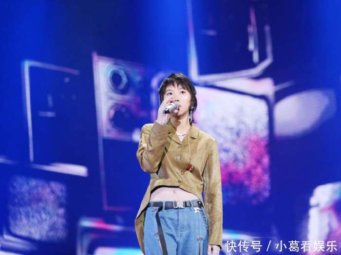 窦靖童的时尚厉害了, 裤子上挂满一排锁, 不过还好不挂搪瓷杯了