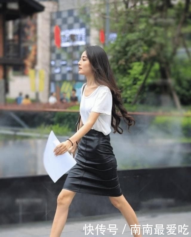 美女■简单有个性而且舒适洋气,长发飘飘的美女搭配黑色短裙
