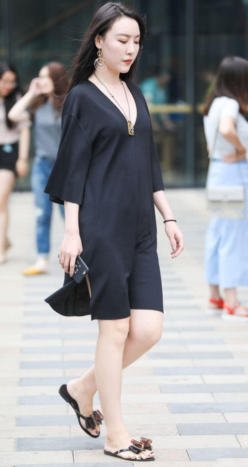 微胖很有肉感的小姐姐身穿大妈装丝毫不显得老气，尽显女人味，项