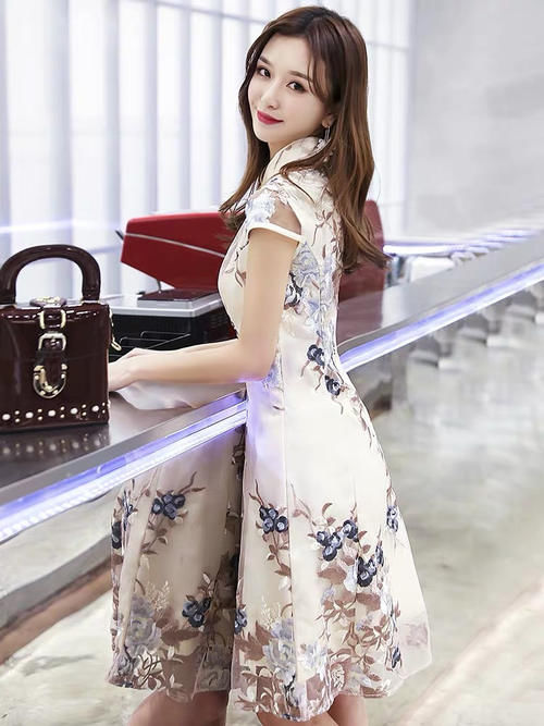 『 仙气』连衣薄如蝉翼美如画，杨柳细腰旗袍装,