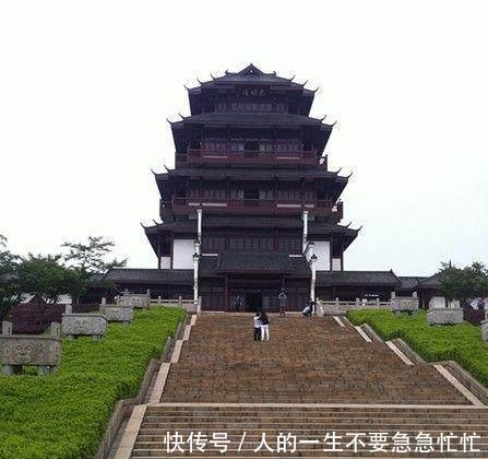 王光美墓，褐白两色大理石组成无字墓碑，与刘少奇铜像遥遥相望