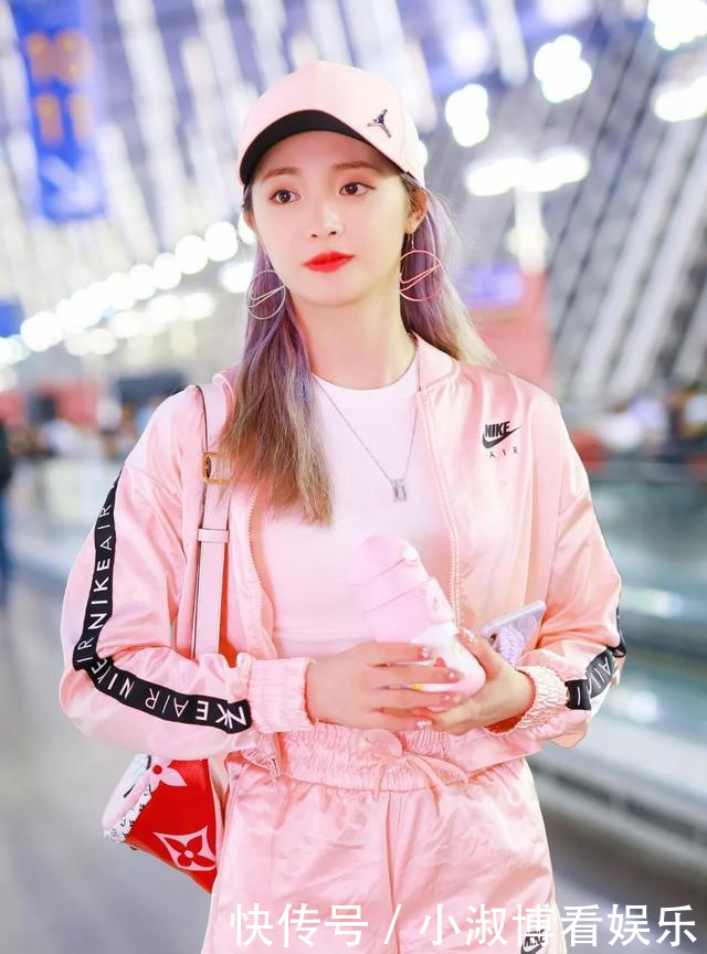 【显嫩】女人不管多大年纪,都少穿黑白灰,多穿这个“高级色”,减龄显嫩