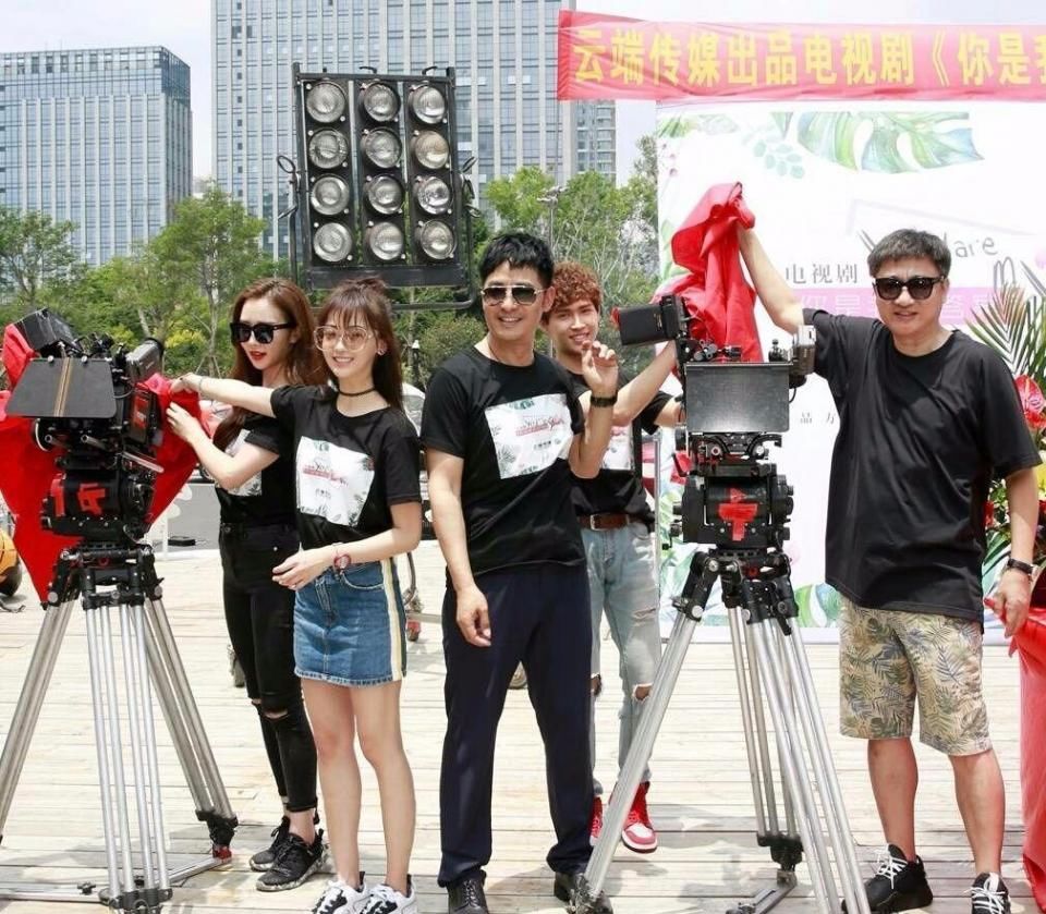 想不到吴谨言的脸居然这么瘦!戴上口罩里面都可以放一个鸡蛋!