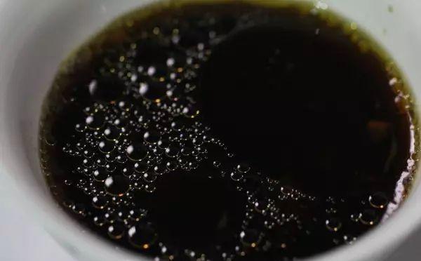 食盐和马齿苋放一起，睡前清洗脸蛋，一月斑点消失，皮肤白露羊脂