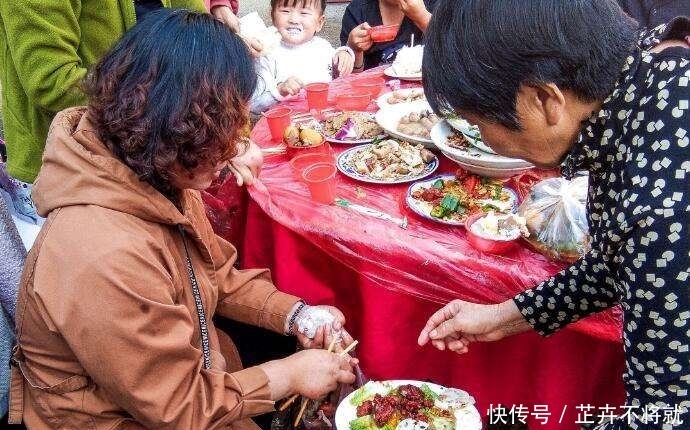  饭菜|农村吃酒席时，很多人喜欢打包回家，为何现在看不到了，答