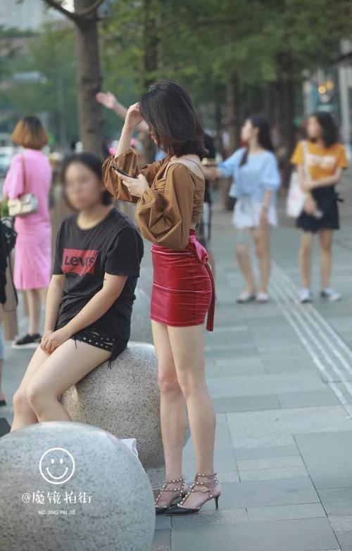 路人街拍，身材好的女生就是这么任性，随便一件衣服都这么好看
