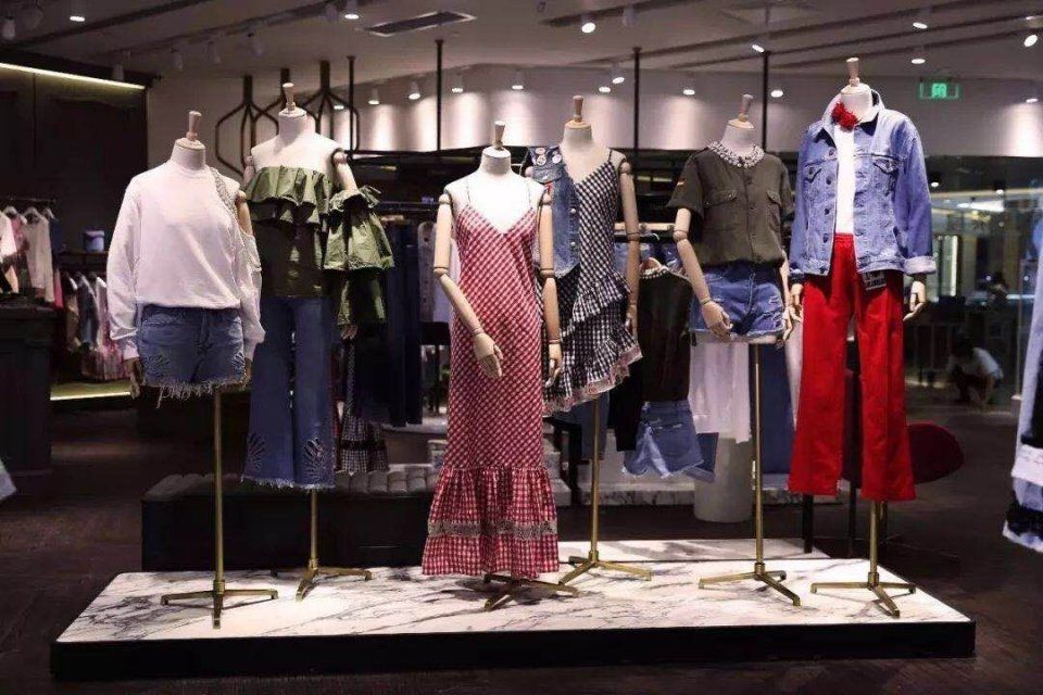 她在衰落之时被温州大佬收购，如今竟然位居女装品牌前列?牛逼!