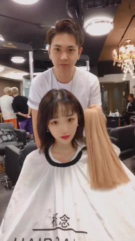 漂亮的短发小姑娘去理发店换新发型,接发后颜值堪比网红