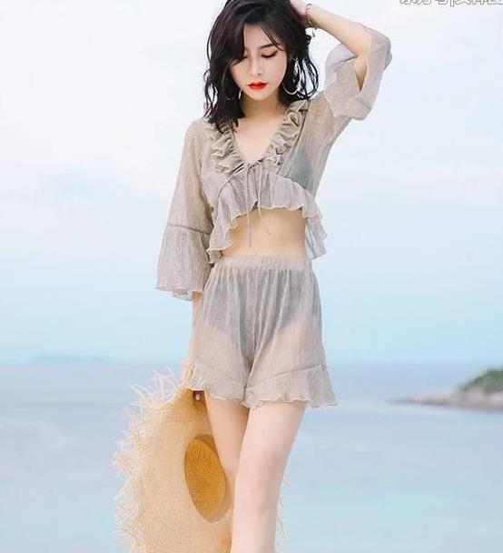 时尚穿搭：透视裙与比基尼，这个小姐姐，优雅又迷人！