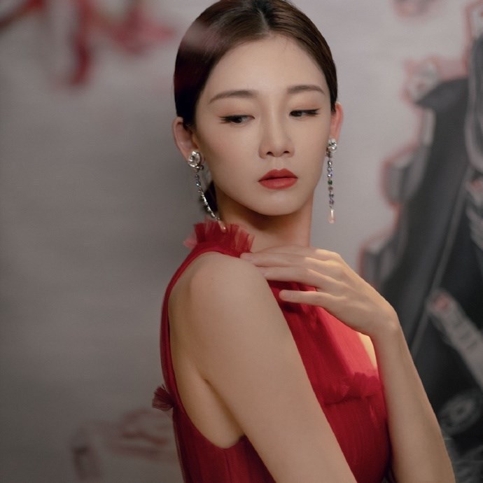# 薄纱#有一种妩媚动人的冷艳之姿,超美,苗苗穿起这一袭红色薄纱长裙
