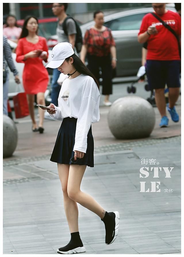 路人街拍：小姐姐红色吊带搭配小短裙，秀出白皙肌肤和优美长腿