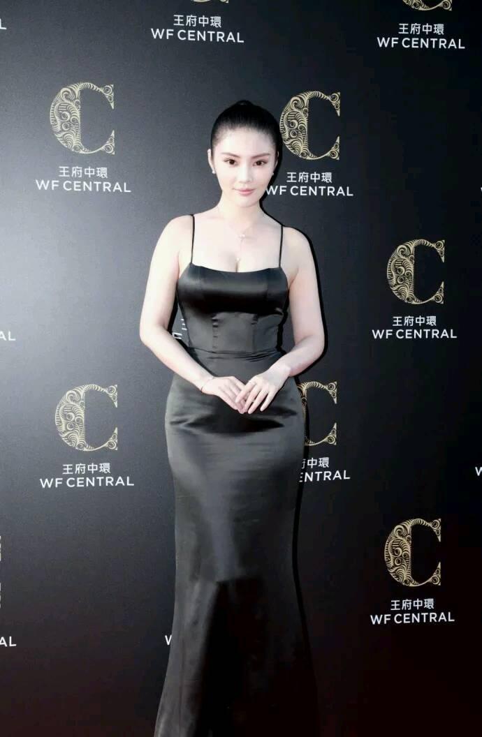 徐冬冬真会穿, 丰满身材还敢穿紧身吊带, 网友: 越来越有女人味了