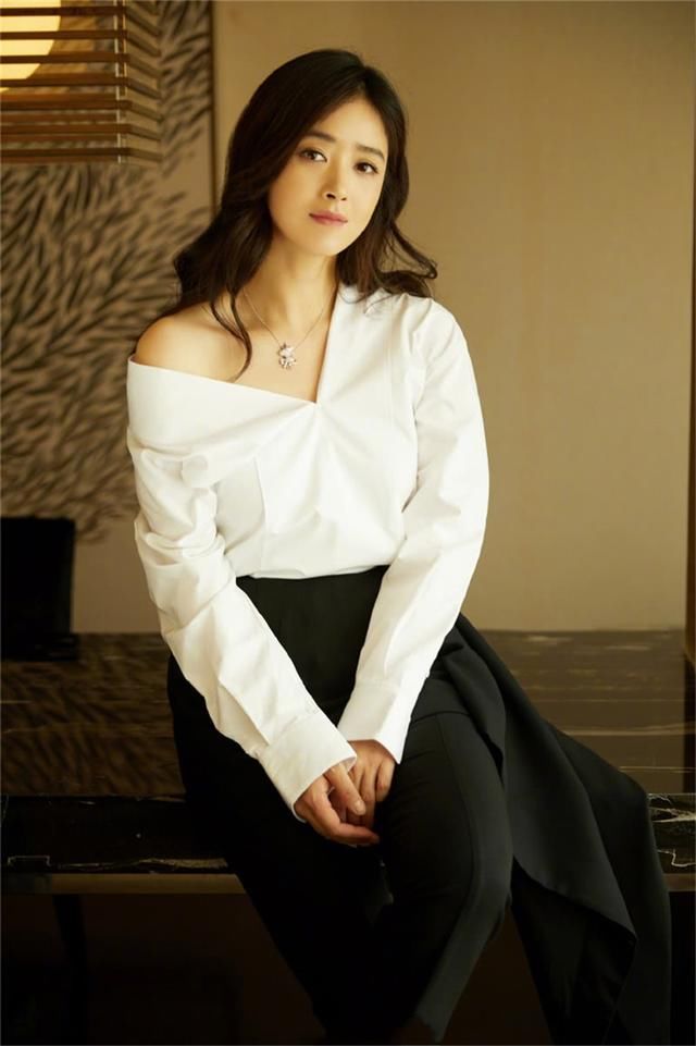 蒋欣太大胆了!剪了个寸短发显老20岁，网友:简直像换个人!