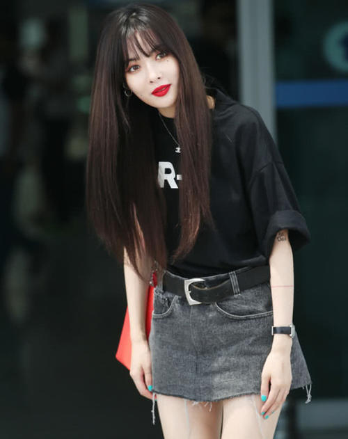 韩国女星金泫雅胆子真大，居然拿纸杯当鞋跟，就不怕踩碎了？