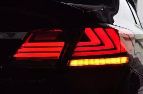 跑高速时，有人明明在超车道，可为何还要打左转向灯？专家这样说