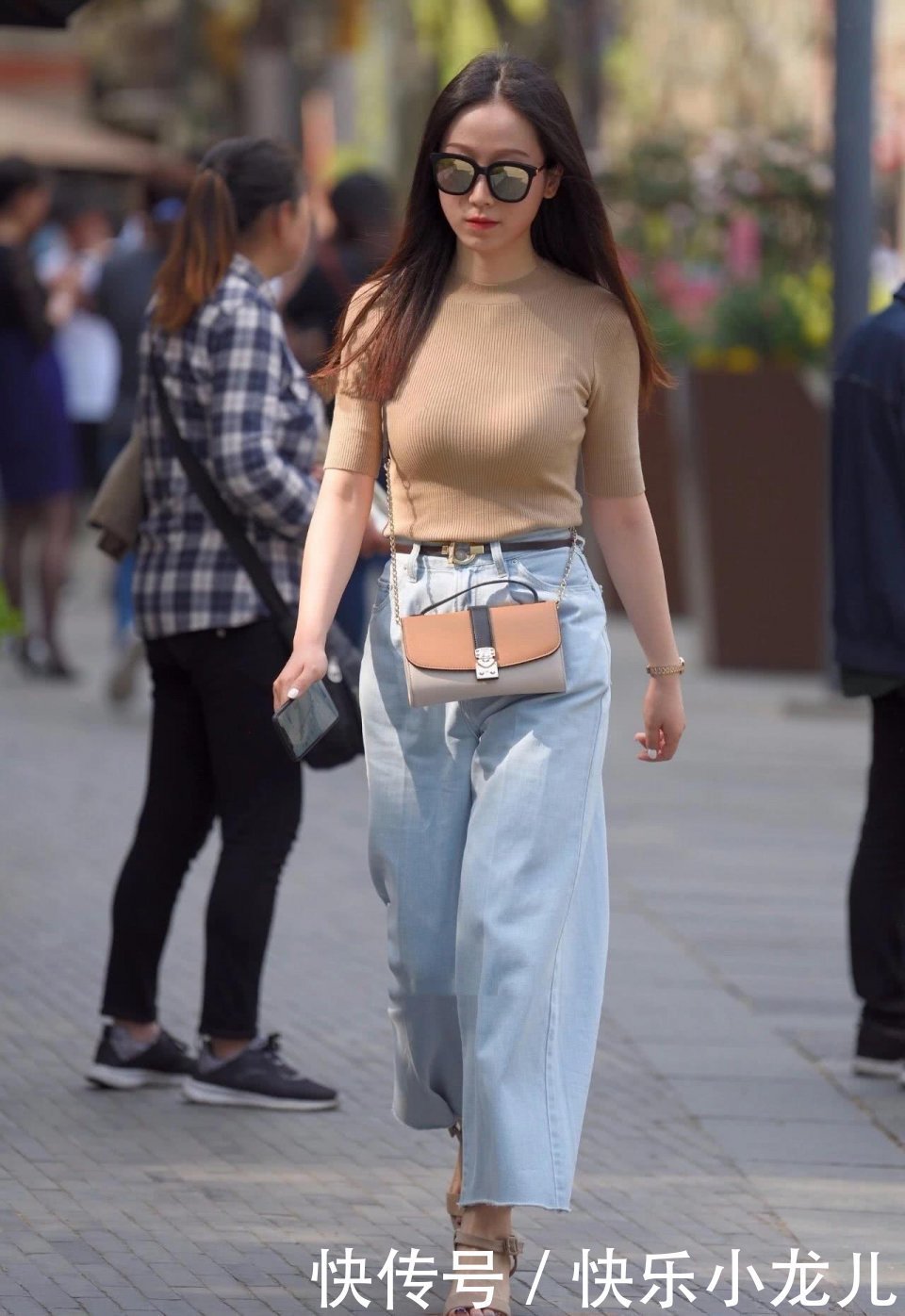  【休闲装】街拍：美女休闲装穿搭，活力无限，有一种恋爱的感觉！
