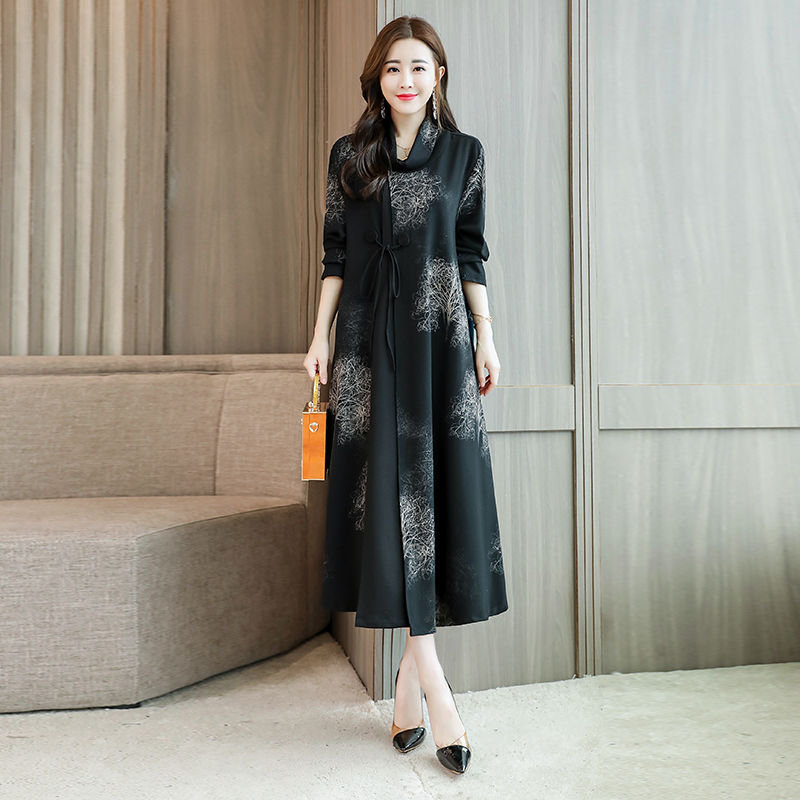 我承认:这款秋裙是贵了点，但令人一见难忘，特别是60后穿