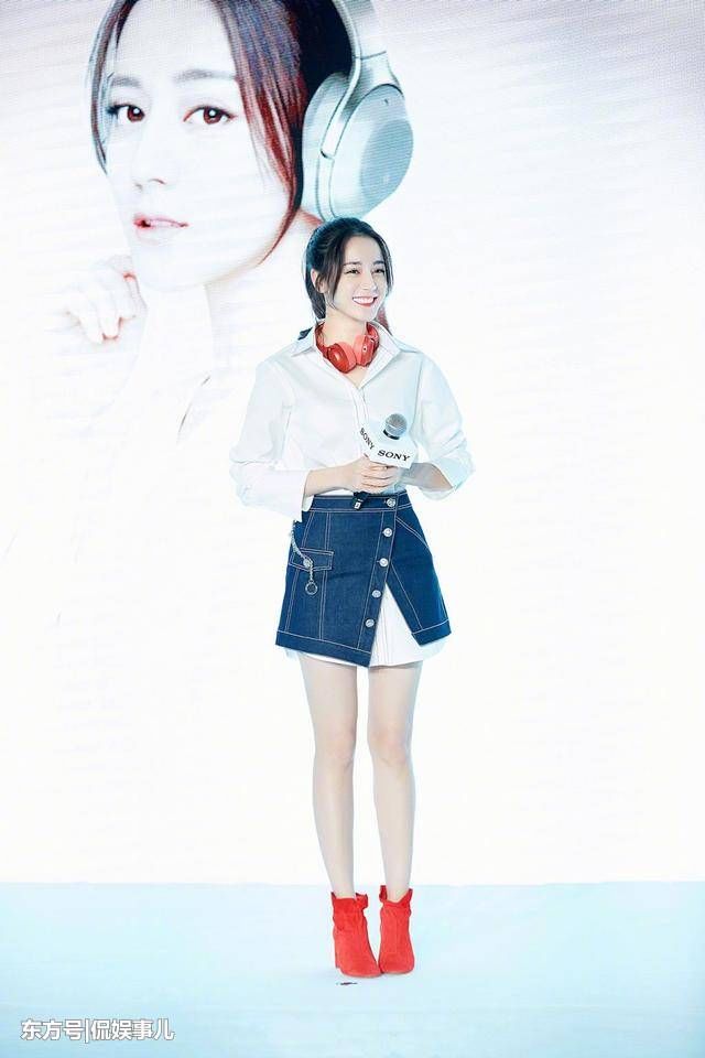 热巴太拼了!穿露肩裙冷的龇牙咧嘴直搓手，网友:快把毛裤拿来!