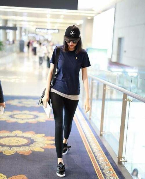 张梓琳这一身打扮很自然 搭的这包很出戏