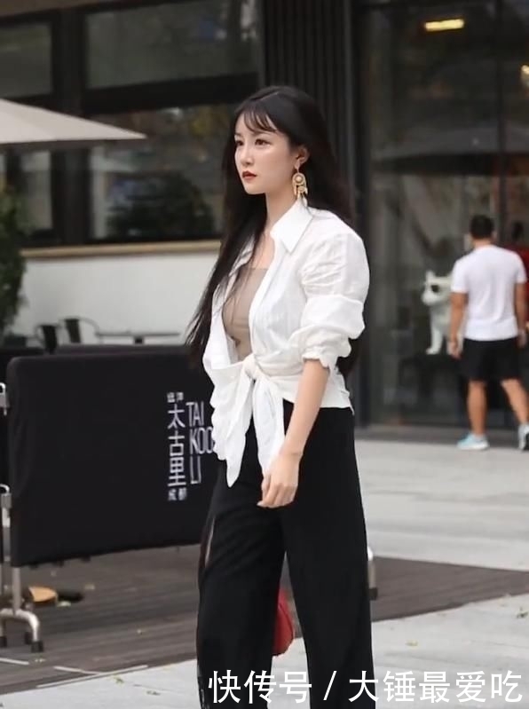 显得她:侧面看是一条阔腿裤,正看却是一条“蜘蛛网裤”,走路风情万种!