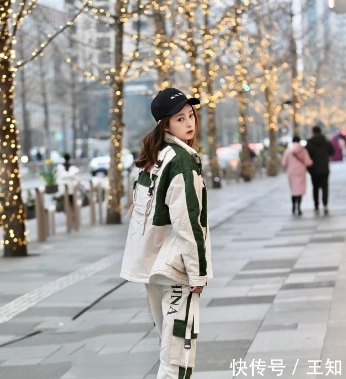 #身材#美女街拍:时尚穿搭的小姐姐,青春靓丽,身材婀娜多姿!