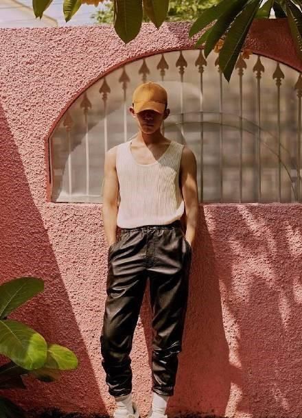 18岁易烊千玺肌肉线条太撩人！彩辫+葱须刘海真是个性过了头！