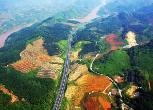 一条高速公路贯穿“三国”全长1800多公里,自驾游可以出国了