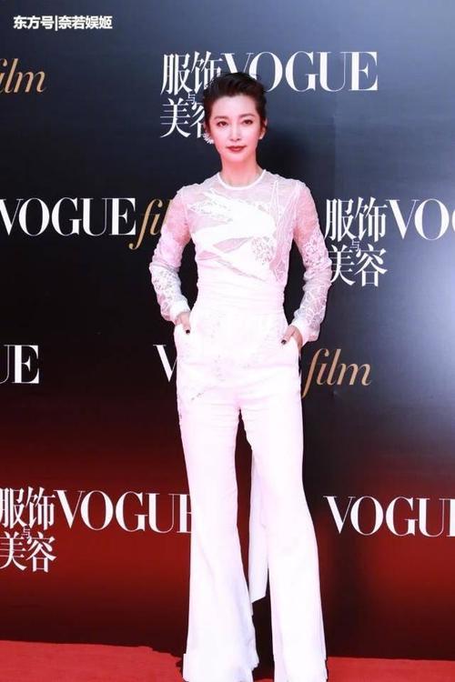 李冰冰穿高跷裤欲秀腿，却被吐槽“腿缝太宽”网友：站好一点吧！