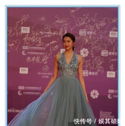 关晓彤红毯再失手！浅蓝色吊带裙穿老10岁，网友鹿晗心碎一地！