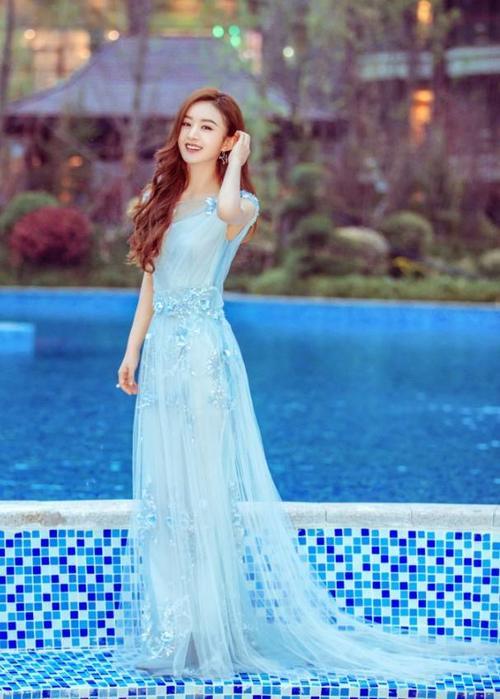 赵丽颖穿一袭蓝裙很美艳，她这是“漂浮”在空中？皮一下很开心！