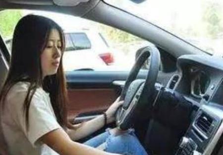 怎样判断一个人开车技术的高低？老司机：有这3个习惯的，是高手