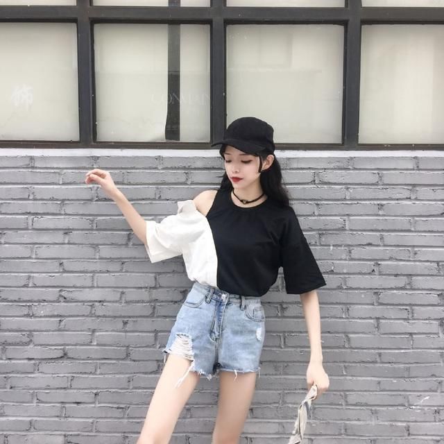 黑色半袖搭配浅色牛仔短裤，气质小女人的形象脱颖而出