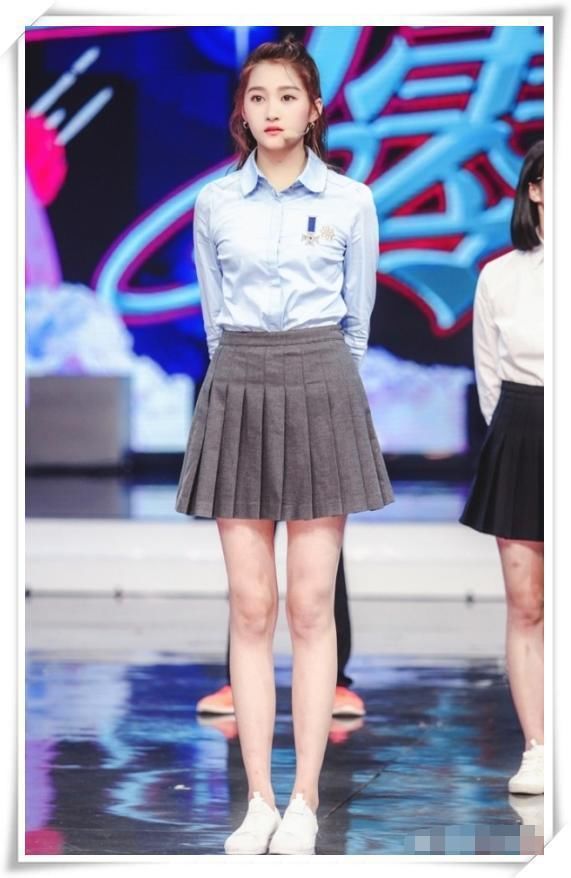 关晓彤和欧阳娜娜同穿短裙，网友：筷子腿还是擎天柱一目了然！