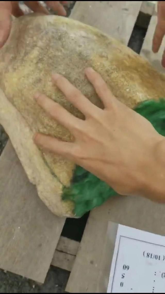 中国大陆有一种“翡翠赌石”能让你一夜脱贫，也能让你一贫如洗