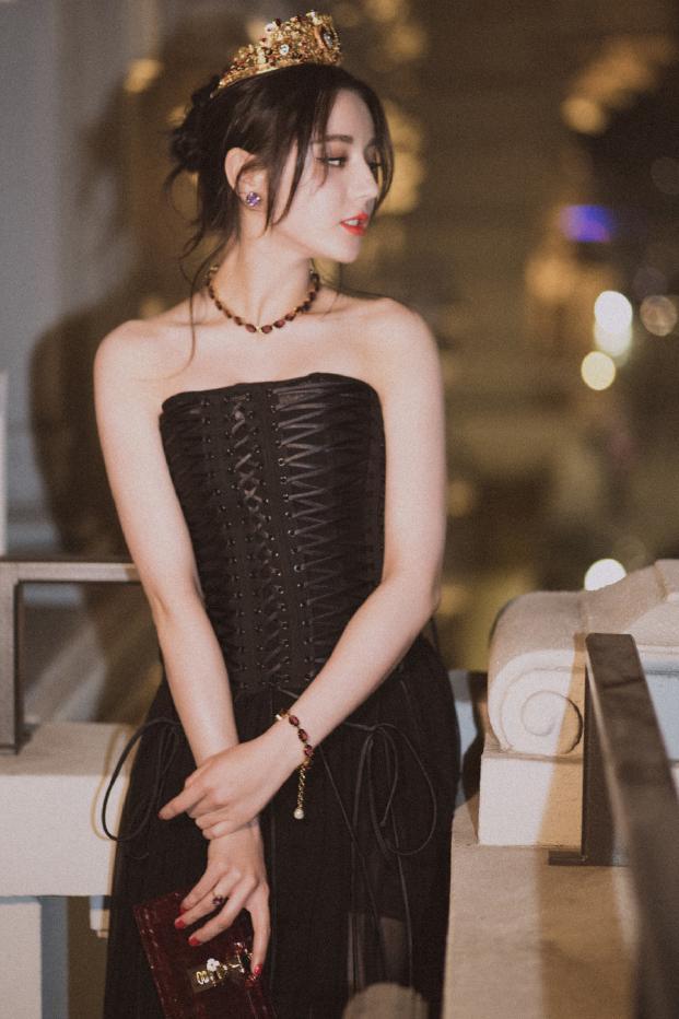 别只盯着迪丽热巴的裙子不放了！换了新发型后的她再次美出新高度