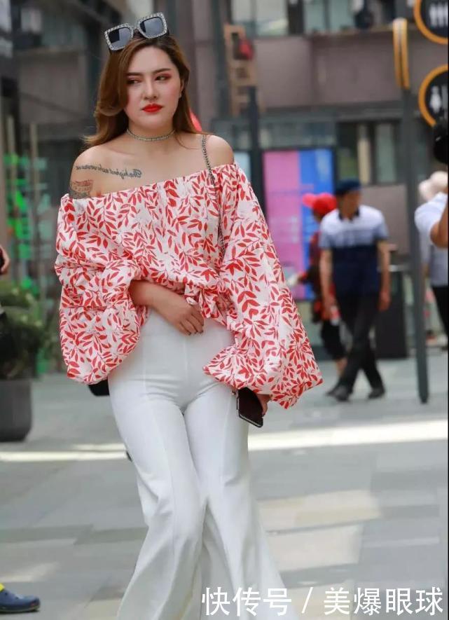 微胖妹子穿不同款白色紧身裤，大裤角和小裤角哪个更好看，差距看