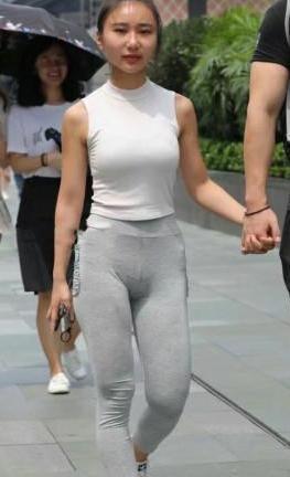 个性潮流的打底裤美女，看起来格外打动人，优雅十足！