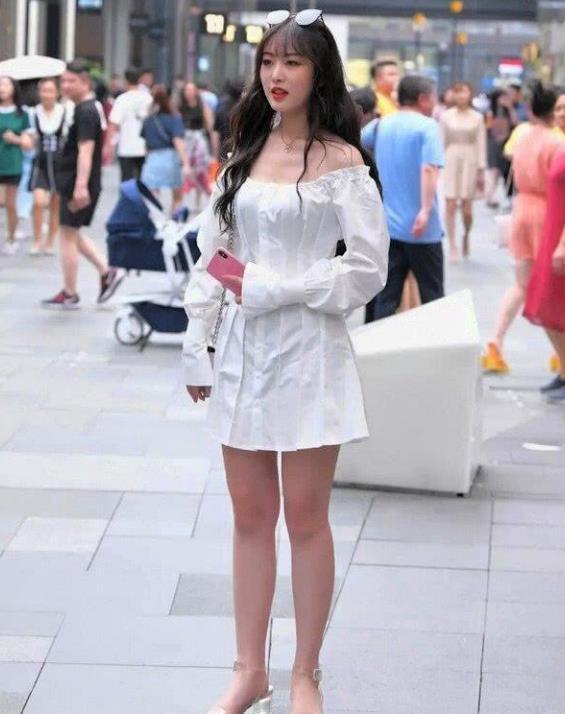  身材|街拍：身材高挑的美女，身穿一字肩连衣裙，非常的典雅