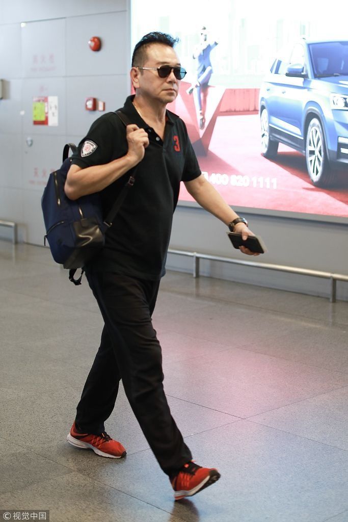 竞争叔圈101?62岁张晨光打扮时髦似潮男 发型拉风戴墨镜气场全