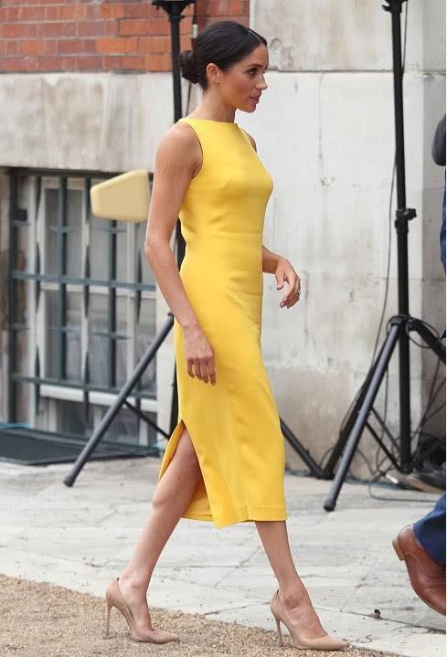 同样盘起头发,两位王妃都很优雅,可惜梅根却在这一细节输给凯特