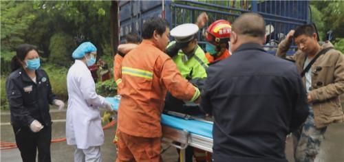 『大树』货车雨天过弯发生侧滑 撞上大树驾驶员被困